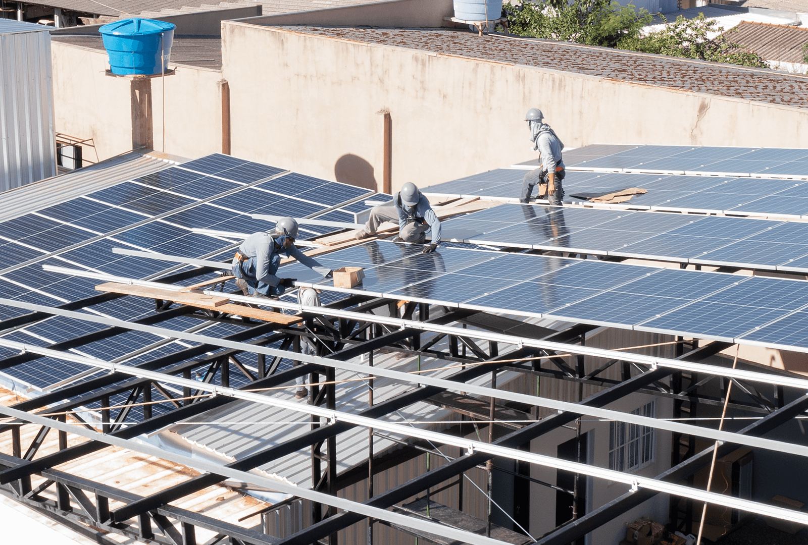Equipe BioWatts instalando placas solares no telhado